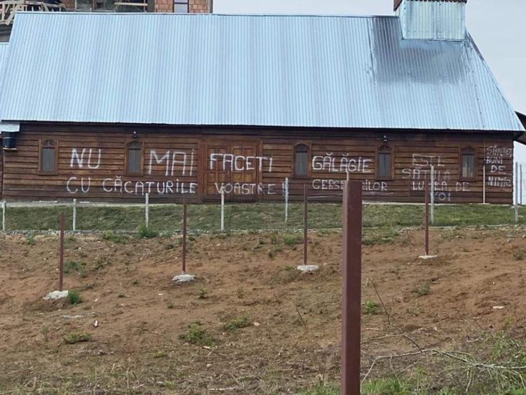 Lăcaş de cult din Maramureş profanat de localnicii care nu mai suportau slujbele transmise la boxe