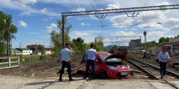 ACCIDENT FEROVIAR în Dej. Șoferul ar fi trecut pe culoarea roșie a semaforului
