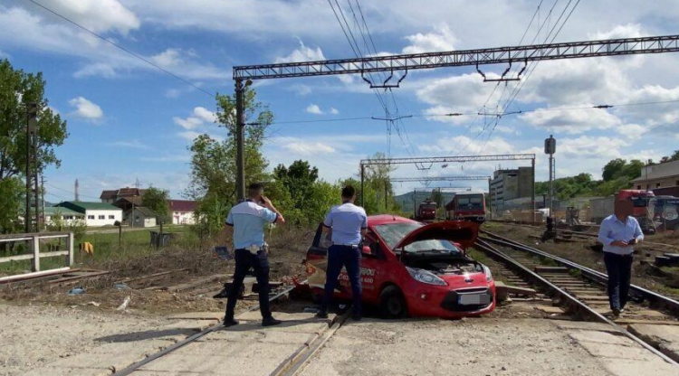 ACCIDENT FEROVIAR în Dej. Șoferul ar fi trecut pe culoarea roșie a semaforului