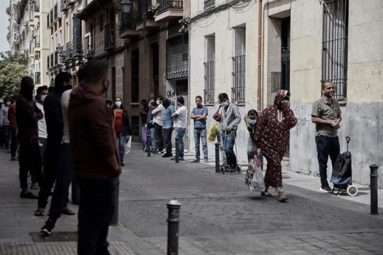 La Madrid se prevede cea mai mare criză alimentară de după război, deja 82.000 de persoane primesc hrană de la primărie