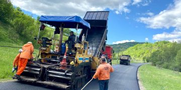 Se toarnă covor asfaltic pe DJ 186D, între Şieu şi Botiza