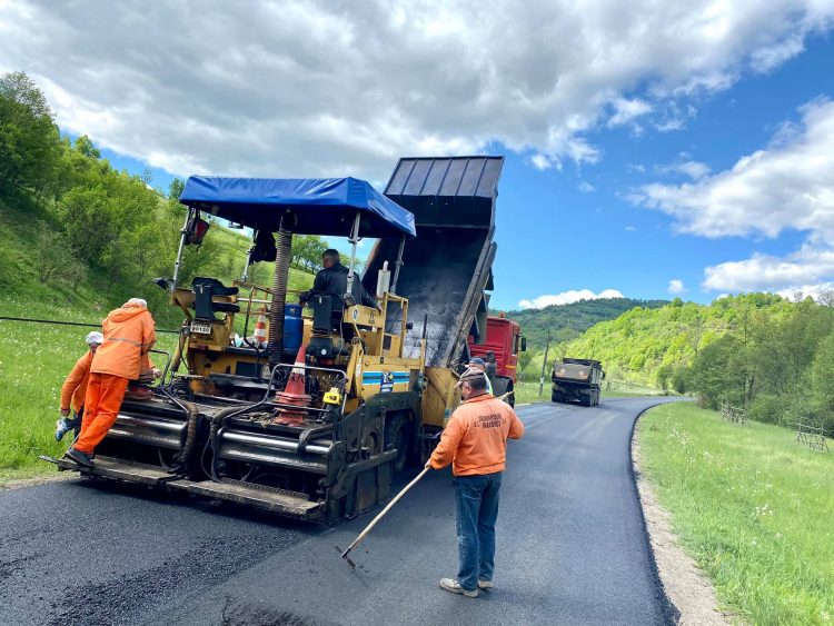 Se toarnă covor asfaltic pe DJ 186D, între Şieu şi Botiza