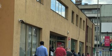 Primim de la cititori: Băimăreni batjocoriți pe banii lor și puși să stea la rând ca vitele