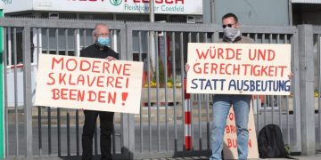 Alți 80 de români de la un abator din Germania sunt infectați cu coronavirus. Localnicii au protestat la porțile firmei