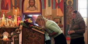 Cum vom merge la biserică după 15 mai: 8 metri între persoane, fără sărutarea icoanelor