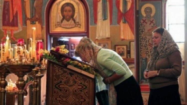 Cum vom merge la biserică după 15 mai: 8 metri între persoane, fără sărutarea icoanelor