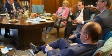 Premierul Orban și unii miniștri apar într-o fotografie fumând în birou și consumând alcool în sediul Guvernului