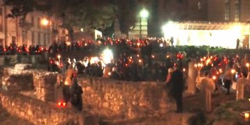 Sute de credincioși s-au înghesuit să primească Lumina Sfântă la a doua Înviere organizată la Constanța