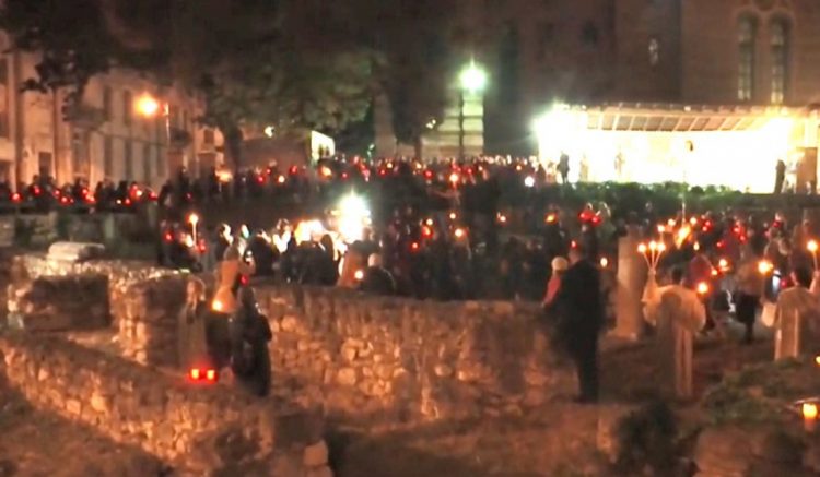 Sute de credincioși s-au înghesuit să primească Lumina Sfântă la a doua Înviere organizată la Constanța