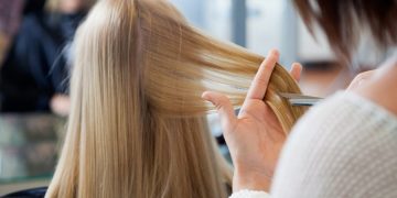 140 de clienți ai unui salon de coafură sunt căutați pentru a fi testați, după ce 2 angajați au fost diagnosticați