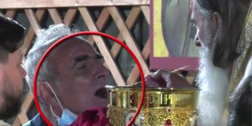 ÎPS Teodosie a împărtășit cu aceeași linguriță. Ce spun medicii