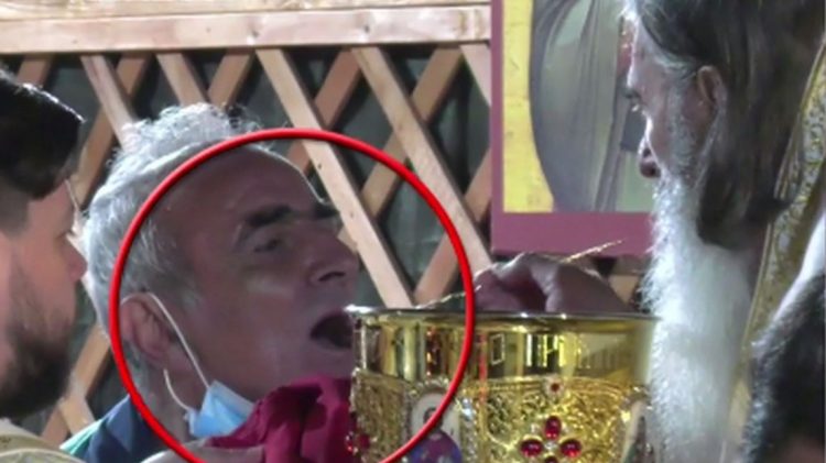 ÎPS Teodosie a împărtășit cu aceeași linguriță. Ce spun medicii