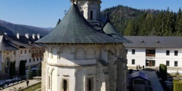 Coronavirus la mănăstire. 31 de călugări de la Putna, depistați pozitiv cu COVID-19, au fost internați în spital
