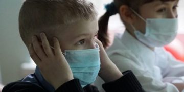 Copiii mai mici de 5 ani nu sunt obligați să poarte mască de protecție în spațiile închise