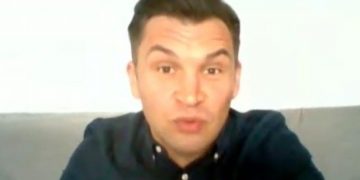 Prima reacție a ministrului Sportului, după ce a apărut în chiloți în direct la tv