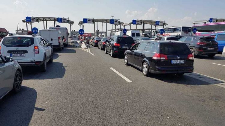 Aglomeraţia continuă și astăzi la frontiera cu Ungaria. Timpii de aşteptare sunt foarte mari