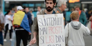 Protest în Piața Victoriei împotriva Guvernului, a restricțiilor și a presei din România