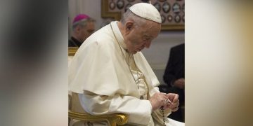 Papa Francisc, într-o scrisoare despre rozariu: „Fecioara Maria ne ajută să învingem această încercare”