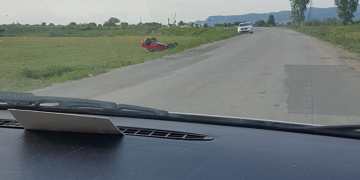 Un autoturism a ieșit în decor la podul din Ardusat