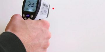 Scandal în fața unui hipermarket. Bărbat încătușat fiindcă ar fi refuzat să i se ia temperatura – video