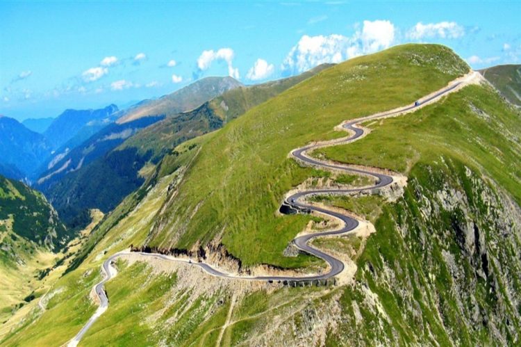 Circulaţia rutieră pe Transalpina se redeschide începând de astăzi