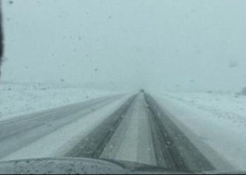 Mâine este prima zi de vară, dar în Maramureş s-a așternut un strat de zăpadă. VIDEO