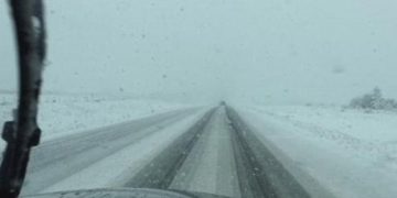 Mâine este prima zi de vară, dar în Maramureş s-a așternut un strat de zăpadă. VIDEO