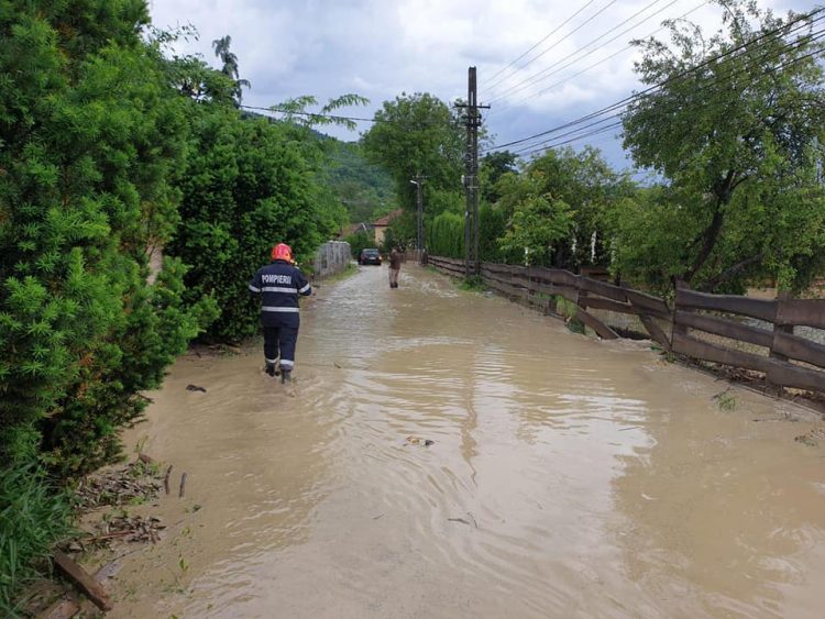 Inundații în Sighetu Maramației. Pompierii maramureșeni au intervenit în forță. GALERIE FOTO