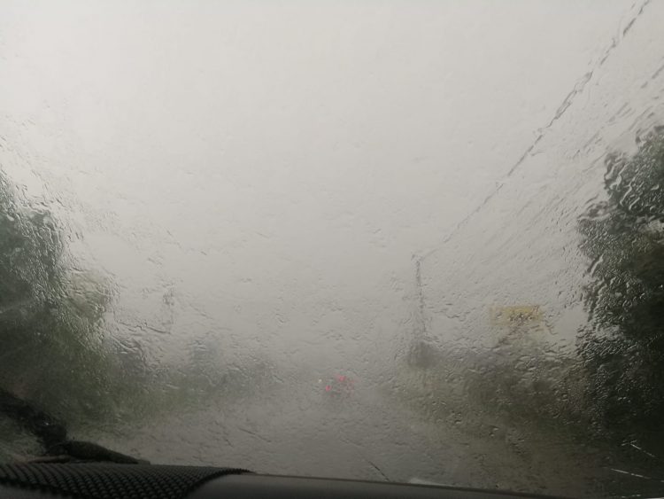 Fenomene meteo extrem în Baia Mare. Străzi inundate, trafic înghețat din cauza ruperii de nori