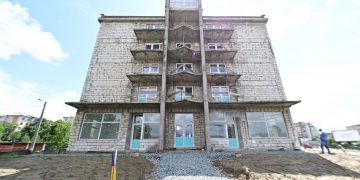 După 30 de ani, ruine transformate în locuințe civilizate pentru băimăreni!