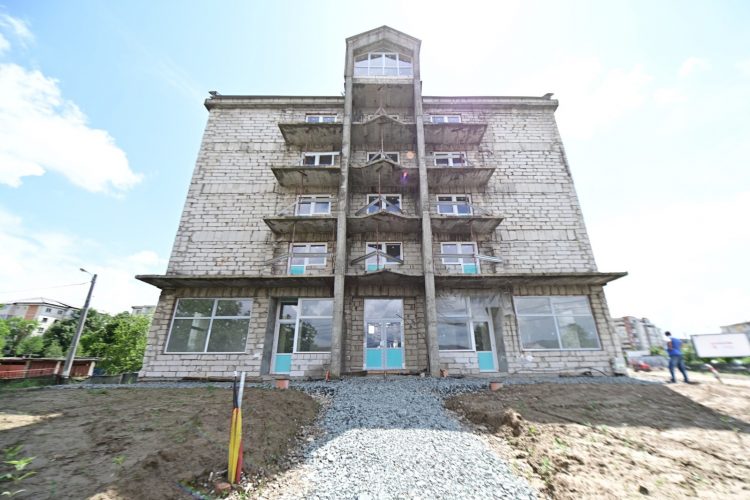 După 30 de ani, ruine transformate în locuințe civilizate pentru băimăreni!