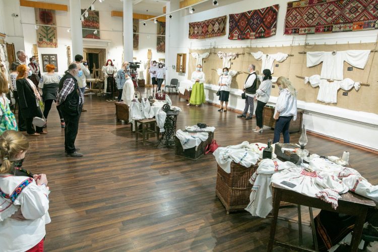 „Chipuri și cămeși” la Muzeul de Etnografie și Artă Populară