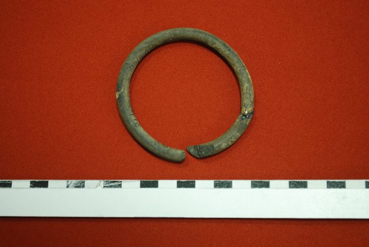 O brățară de sapropelit descoperită la Ciumești, exponat de excepție al Muzeului Județean de Istorie