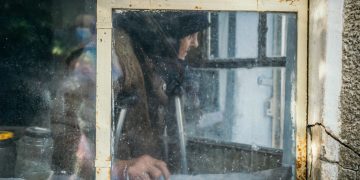 Un tânăr a violat și a tâlhărit o româncă de 73 de ani