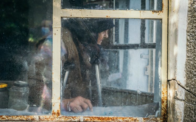 Un tânăr a violat și a tâlhărit o româncă de 73 de ani