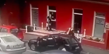 Maramureșeni prinși în flagrant în timp ce furau bani și bijuterii dintr-o casă din Sibiu – VIDEO