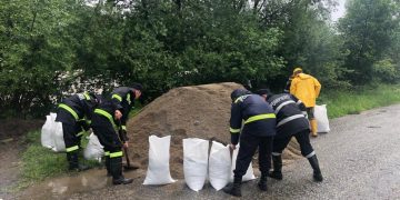 Alertă în Maramureşul istoric. Pompierii au ridicat deja un dig de apărare pe malul râului Vişeu – FOTO şi VIDEO