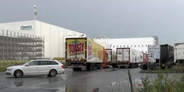 Scandal uriaș în Germania. Abatorul unde lucrează mii de români a refuzat să dea adresele celor bolnavi. A intervenit armata