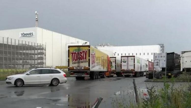 Scandal uriaș în Germania. Abatorul unde lucrează mii de români a refuzat să dea adresele celor bolnavi. A intervenit armata