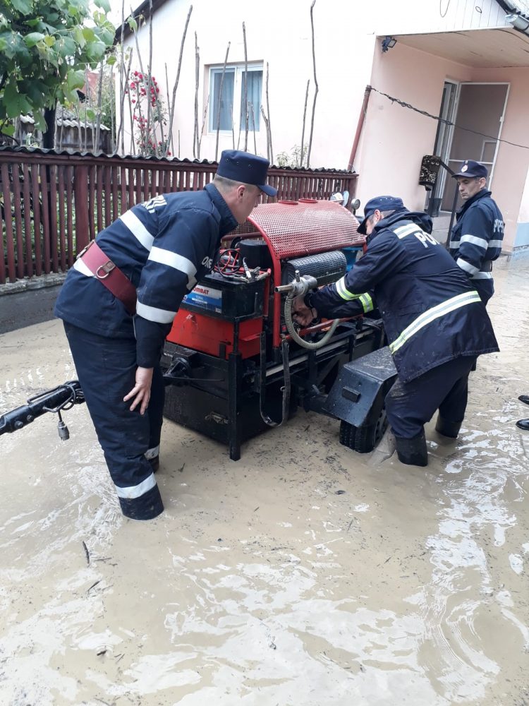 Inundații la Lăpușel. Mai multe gospodării, sub ape! – FOTO și VIDEO