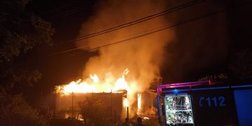 Incendiu la Mesteacăn. Acoperișul din lemn al unui șopron s-a făcut scrum – FOTO