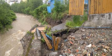 Un întreg cartier din Borșa este în pericol să fie luat de ape – FOTO