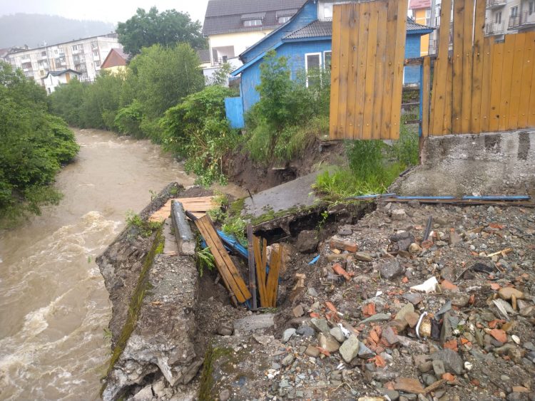 Un întreg cartier din Borșa este în pericol să fie luat de ape – FOTO