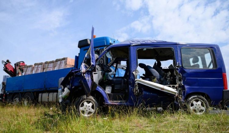 Microbuz cu români distrus în Cehia de un camion. O româncă a murit, iar alții șapte se luptă să supraviețuiască
