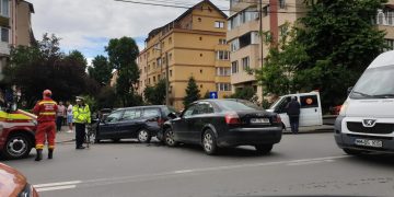Impact între două maşini la intersecţia bd. Republicii cu str. Petru Rareș – FOTO