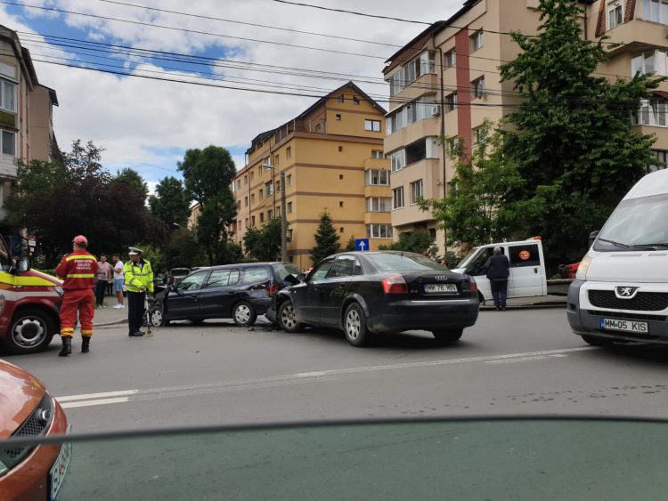 Impact între două maşini la intersecţia bd. Republicii cu str. Petru Rareș – FOTO