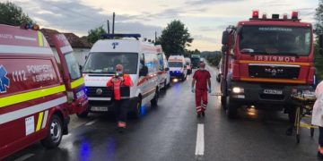 A fost activat planul roşu. Microbuz cu 14 persoane, implicat într-un grav accident
