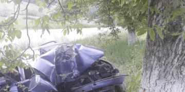 Un tânăr băut și fără permis, s-a izbit de un copac și a făcut o mașină praf