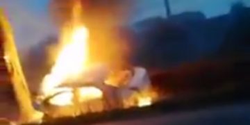 Un poliţist şi o poliţistă au murit carbonizați, după ce au intrat cu mașina într-un copac