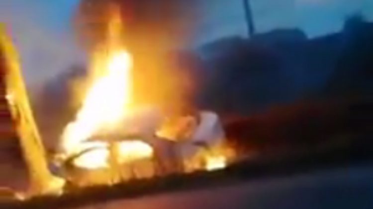 Un poliţist şi o poliţistă au murit carbonizați, după ce au intrat cu mașina într-un copac